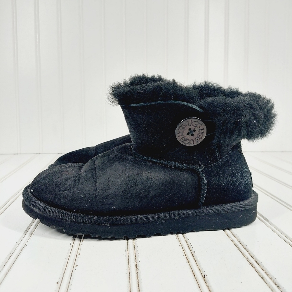 UGG Bailey Button II Twinface Black Sheepskin Ankle Boots K274